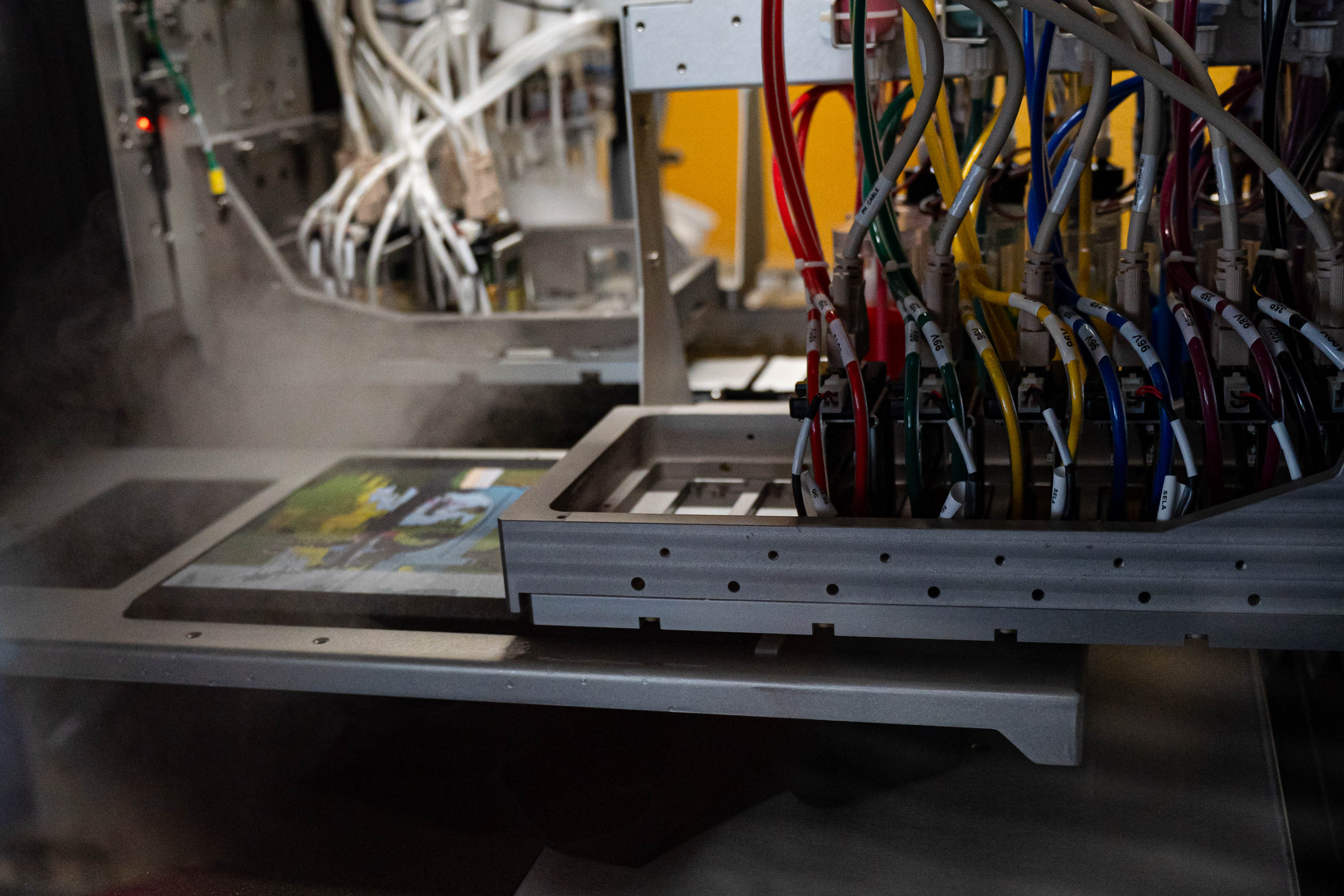 Ce înseamnă tehnologia direct-to-garment sau DTG printing: unul dintre modurile în care funcționează imprimantele de tricouri și alte textile