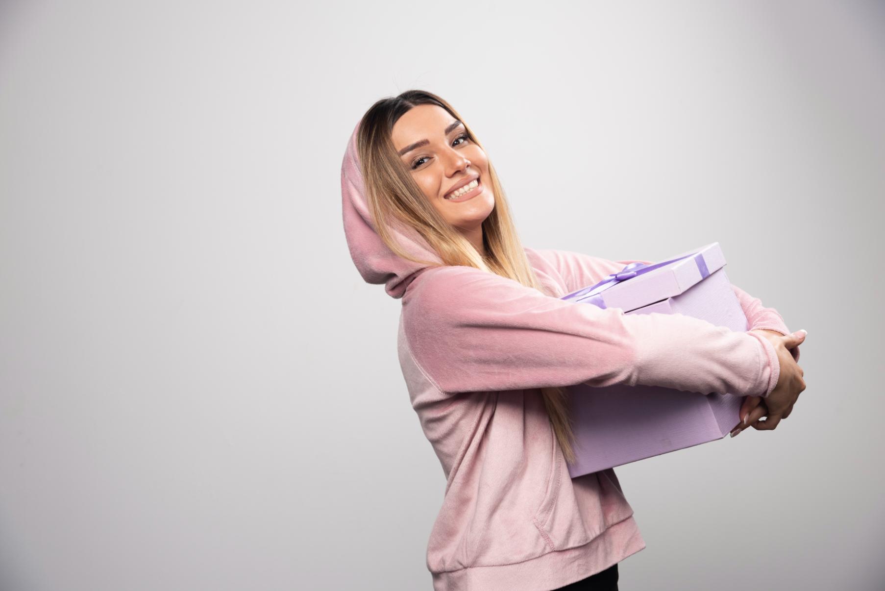 Idei de cadouri pentru femei care fac fitness: selecții moderne pentru energie, stil și performanță
