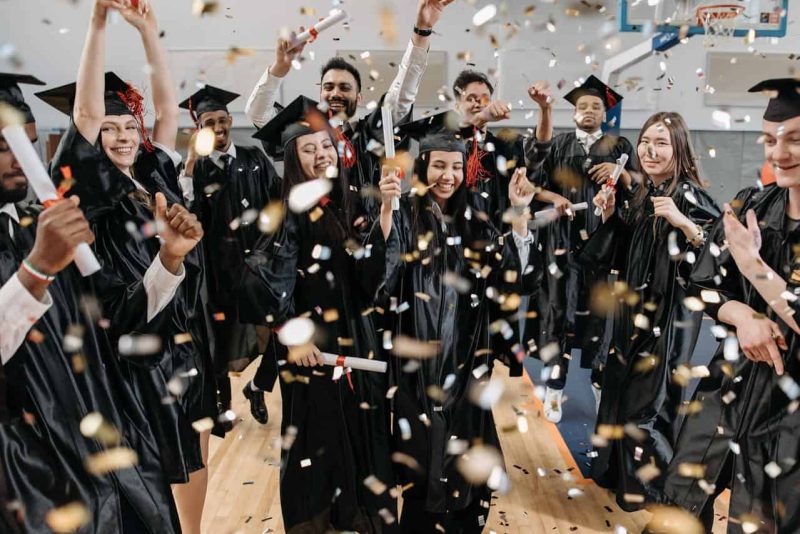 Cadouri de absolvire: idei ingenioase de cadouri și mesaje speciale pentru elevi, studenți și profesori