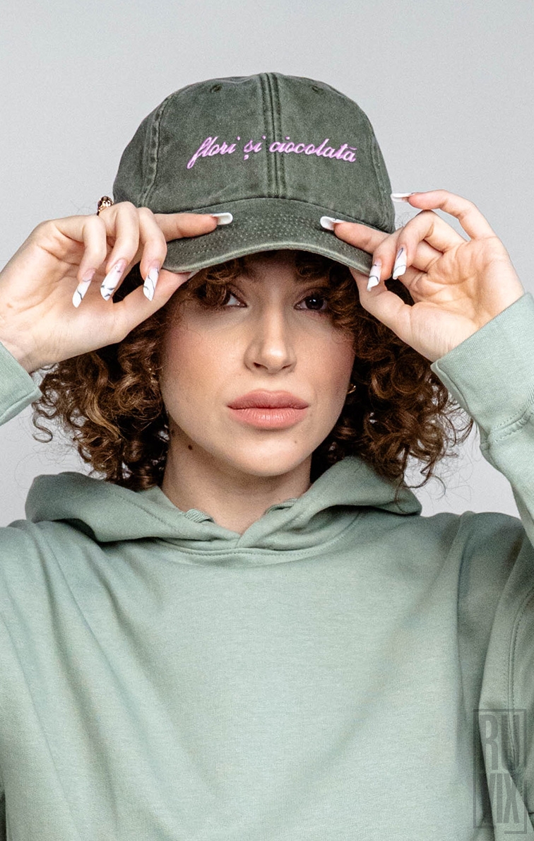 Șepci Vintage Brodate, Șapcă brodată Flori și ciocolată – șapcă brodată vintage unisex, ruvix.ro