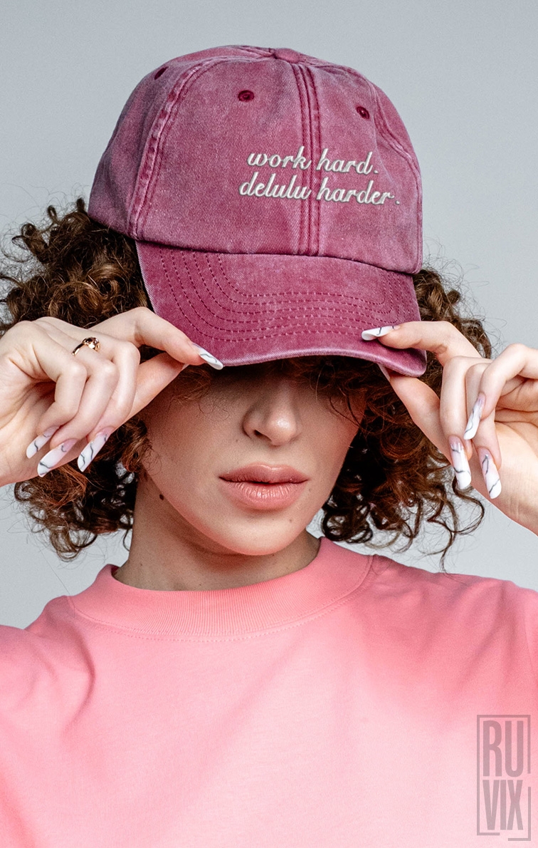 Șepci Vintage Brodate, Șapcă brodată Work hard, delulu harder – șapcă urbană unisex, ruvix.ro