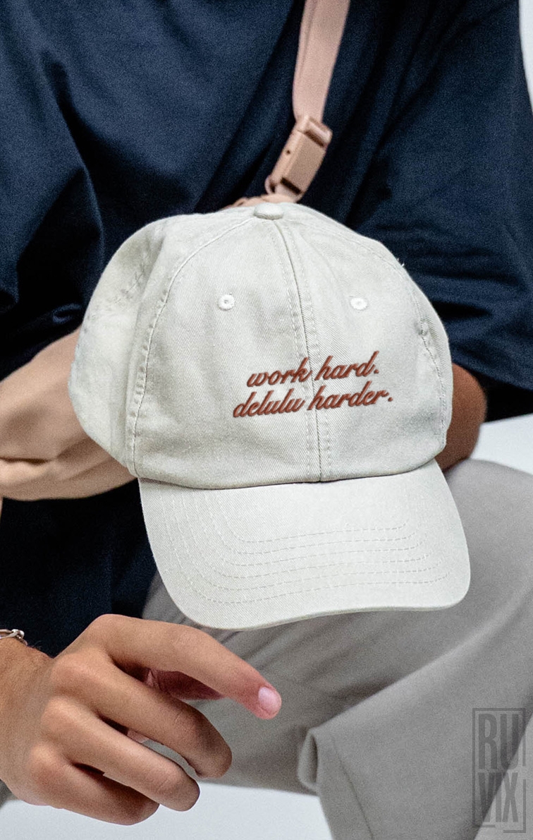 Șepci Vintage Brodate, Șapcă brodată Work hard, delulu harder – șapcă urbană unisex, ruvix.ro
