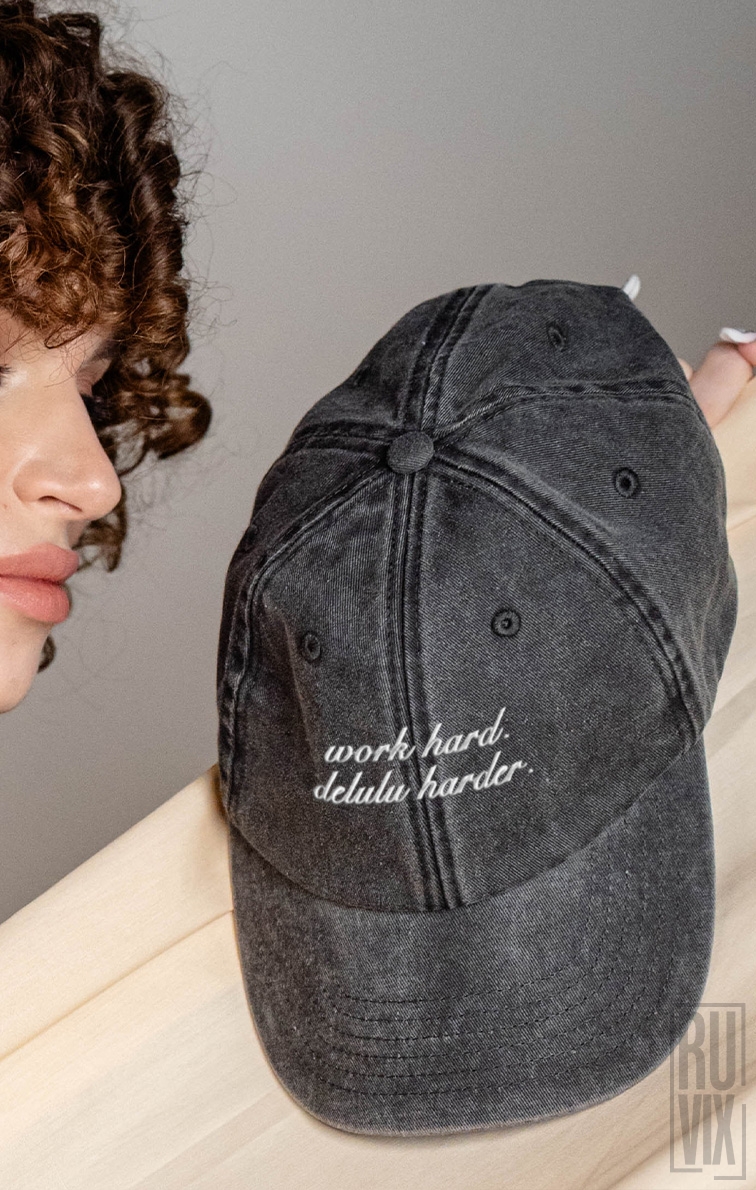 Șepci Vintage Brodate, Șapcă brodată Work hard, delulu harder – șapcă urbană unisex, ruvix.ro