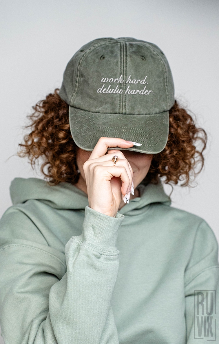 Șepci Vintage Brodate, Șapcă brodată Work hard, delulu harder – șapcă urbană unisex, ruvix.ro