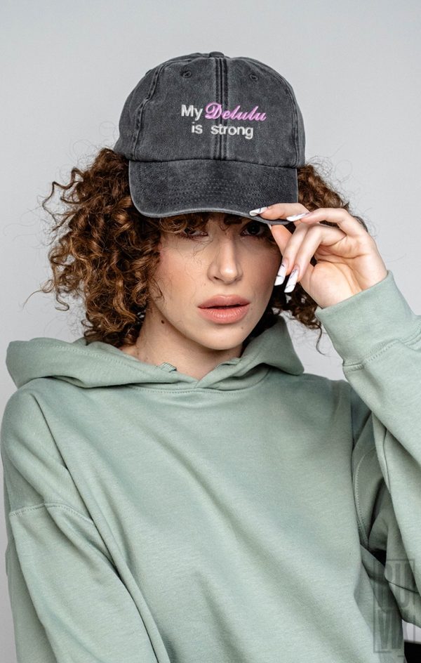 Șepci, Șapcă brodată My Delulu Is Strong – model urban vintage unisex, ruvix.ro